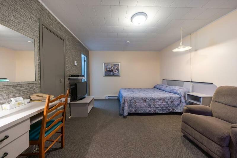 Motel Claude Degelis Екстериор снимка